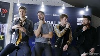 Kodaline menggelar press conference jelang konser tunggalnya besok di Gelora Bung Karno, Jakarta Pusat. Pool/Palevi S/detikFoto.