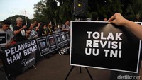 Massa menolak revisi UU TNI.