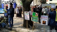 Massa datang membawa sejumlah spanduk bertuliskan Stop Kriminalisasi Ulama, Bebaskan Habib Bahar bin Smith hingga Selamatkan Habib Bahar. Foto: Mukhlis Dinillah