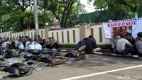 Aparat kepolisian juga sudah berjaga di depan gedung Pengadilan Negeri Bandung. Foto: Mukhlis Dinillah