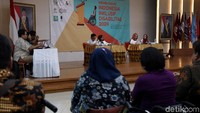 Debat itu dihadiri oleh Ketua Umum Panitia Pemilu Akses Disabilitas, Ariani Soekanwo, Ketua KPU, Arief Budiman, dan timses dari TKN Joko Widodo-Maruf Amin, Ace Hasan Syadzily, dan timses dari BPN Prabowo Subianto-Sandiaga Uno, Astriana Baiti Sinaga serta Edriana Noerdin.
