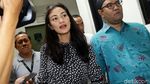 Senyum Atiqah Hasiholan Saat Dampingi Ratna Sarumpaet Disidang