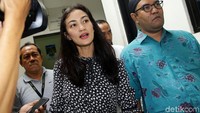 Mengenakan blouse berwarna hitam dengan bawahan berwarna senada, Atiqah tak banyak bicara saat tiba di PN Jakarta Selatan.