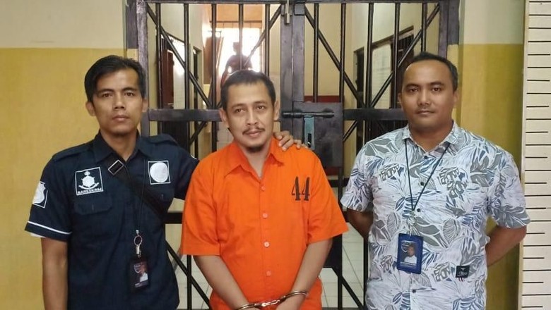 Polri Serahkan Kreator Hoax Surat Suara Tercoblos ke Kejari Jakpus Polri Serahkan Kreator Hoax Surat Suara Tercoblos ke Kejari Jakpus