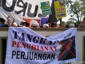 Massa Pecinta Habib Bahar Unjuk Rasa di PN Bandung