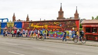 Tembok Berlin, salah satu tempat wisata sejarah di Jerman. Dont Be Another Brick In The Berlin Wall Because The World Is Blue! begitu caption pada foto Instagram Syahrini saat ke Tembok Berlin (iStock)