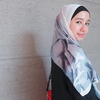 Menurut Bella, perbedaan gaya hijab orang Malaysia dan Indonesia ada pada caranya melipar hijab di bagian kepala. Orang Malaysia memakai pashmina tanpa rongga di atas dahi. Foto: Instagram/LaudyaCynthiaBella
