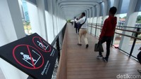 Warga dilarang bersandar dan memanjat pagar pembatas JPO.