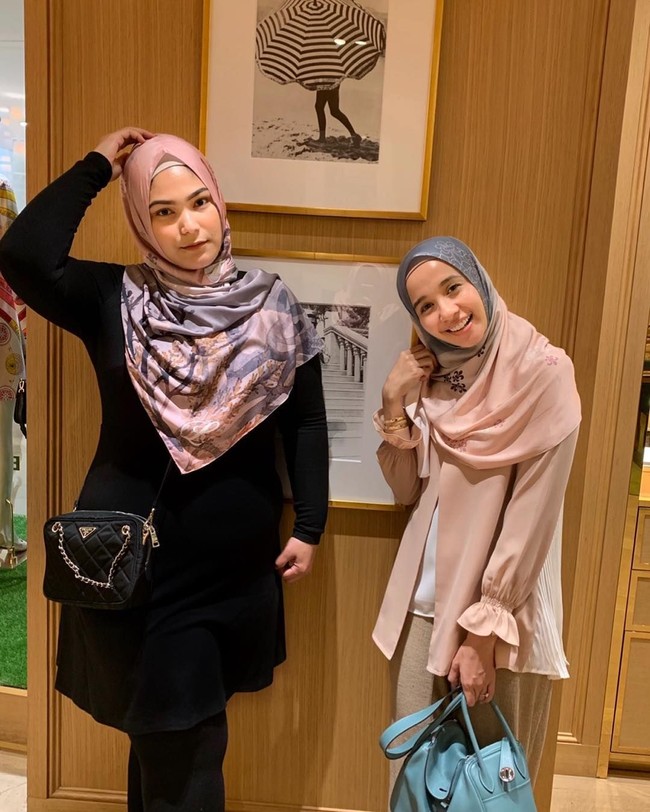 Bella, sapaan akrabnya, mulai terlihat sering memakai pashmina ala hijabers Malaysia. Cara pakainya pun mirip dengan tren hijab di Malaysia. Foto: Instagram/LaudyaCynthiaBella