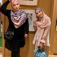 Bella, sapaan akrabnya, mulai terlihat sering memakai pashmina ala hijabers Malaysia. Cara pakainya pun mirip dengan tren hijab di Malaysia. Foto: Instagram/LaudyaCynthiaBella