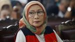 Salam Dua Jari Ratna Sarumpaet Saat Jalani Sidang Perdana