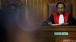 Salam Dua Jari Ratna Sarumpaet Saat Jalani Sidang Perdana