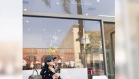 Kali ini pelantun lagu Jangan Memilih Aku itu berkunjung ke wilayah Beverly Hills, California, AS. Di sana, ia meminum segelas milkshake di sebuah coffee shop. Sluurp! Foto: Instagram princessyahrini