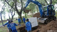 Alat berat diturunkan untuk memudahkan pekerjaan.