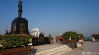 Selain itu, di sini juga ada monumen yang dibuat untuk mengenang Laksamana Pangeran Chumpon, yang dikenal sebagai Bapak Angkatan Laut Kerajaan Thailand (Shinta/detikTravel)  
