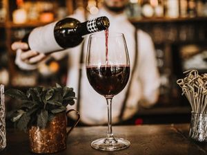 Bawa Wine ke Restoran, Pria Ini Dikenakan Biaya Buka Botol Rp 80 Juta!