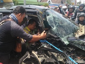Honda CRV Hantam Truk di Madiun, Seorang Dokter Gigi Tewas