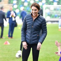 Kate yang tampil dengan jaket tebal, celana olahraga hitam New Balance dan sneakers biru mencoba melancarkan jurusnya menggiring bola di lapangan hijau. Foto: Getty Images
