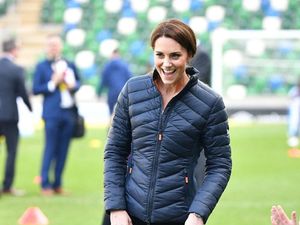 Foto: Aksi Kate Middleton Main Bola di Lapangan Hijau, Tetap Memesona