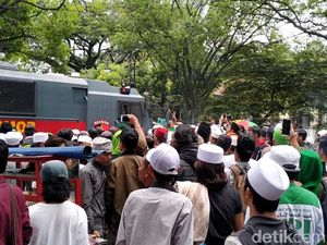 Pekik Takbir Sambut Kepergian Habib Bahar dari PN Bandung