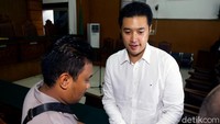 Persidangan dimulai dan Richard dipersilakan duduk di kursi terdakwa. Majelis hakim menanyakan kondisi kesehatan Richard.
