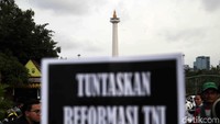 Aktivis Jaringan Solidaritas Korban untuk Keadilan (JSKK) menggelar Aksi Kamisan di depan Istana Merdeka, Jakarta, Kamis (28/2).
