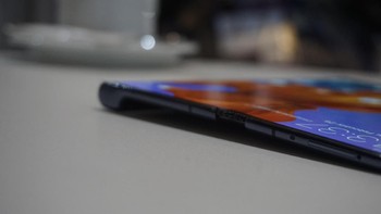 Richard Yu, CEO Huawei Consumer Business Group, menyebutkan Mate X akan dihargai 2.299 euro atau sekitar Rp 36,6 juta jika dikonversi.  Foto: Huawei