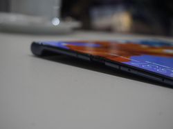 Menggenggam Ponsel Fleksibel Huawei Mate X