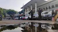 Puluhan polisi dari Polres Jakarta Selatan dikerahkan untuk mengamankan sidang tersebut.