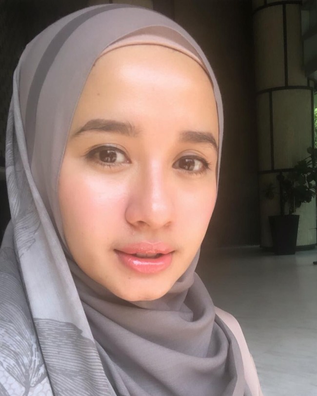 Baru-baru ini, ia pun membuat tutorial hijab ala muslimah Malaysia di videonya. Ia mengaku sering melihat hijabers Malaysia memakai gaya pashmina tersebut. Foto: Instagram/LaudyaCynthiaBella