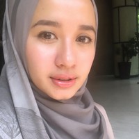 Baru-baru ini, ia pun membuat tutorial hijab ala muslimah Malaysia di videonya. Ia mengaku sering melihat hijabers Malaysia memakai gaya pashmina tersebut. Foto: Instagram/LaudyaCynthiaBella