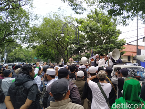 Massa di PN Bandung, Bicara Kriminalisasi Ulama hingga Pembubaran HTI