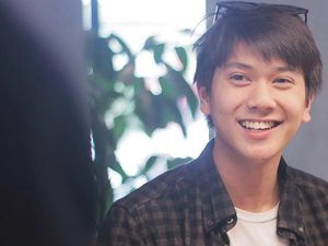 Ine Febriyanti dan Iqbaal Belajar Bahasa Belanda untuk Bumi Manusia