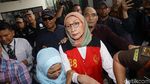 Gaya Ratna Sarumpaet Tiba di Pengadilan untuk Sidang Perdana