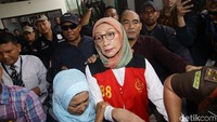 Ratna Sarumpaet ditetapkan sebagai tersangka penyebaran berita bohong alias hoax untuk membuat keonaran. Ratna dijerat dengan UU Peraturan Hukum Pidana dan UU ITE. (Foto: Grandyos/detikFoto)