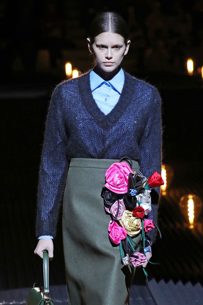 Jajaran model dari Gigi Hadid, putri Cindy Crawford, Kaia Gerber hingga Cara Delevingne tampil tanpa alis untuk Prada. Foto: Dok. Getty Images