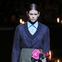 Jajaran model dari Gigi Hadid, putri Cindy Crawford, Kaia Gerber hingga Cara Delevingne tampil tanpa alis untuk Prada. Foto: Dok. Getty Images