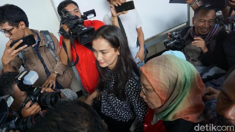 Didampingi Atiqah Hasiholan, Ratna Sarumpaet Tiba di PN Jaksel Didampingi Atiqah Hasiholan, Ratna Sarumpaet Tiba di PN Jaksel