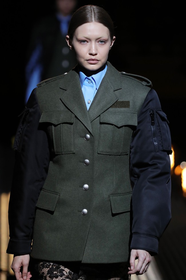 Tak benar-benar dicukur, melainkan melalui proses bleaching yang membuat alis mereka nyaris terlihat hilang. Gigi Hadid pun tampil beda dengan dandanan baru ini. Foto: Dok. Getty Images