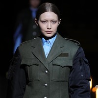 Tak benar-benar dicukur, melainkan melalui proses bleaching yang membuat alis mereka nyaris terlihat hilang. Gigi Hadid pun tampil beda dengan dandanan baru ini. Foto: Dok. Getty Images