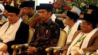 Jokowi nampak mengenakan kemeja bermotif batik lengan panjang dan sebuah peci berwarna hitam saat bertemu dengan para ulama.