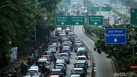 Jalan Gotot Subroto menuju Semanggi juga mengalami kemacetan.