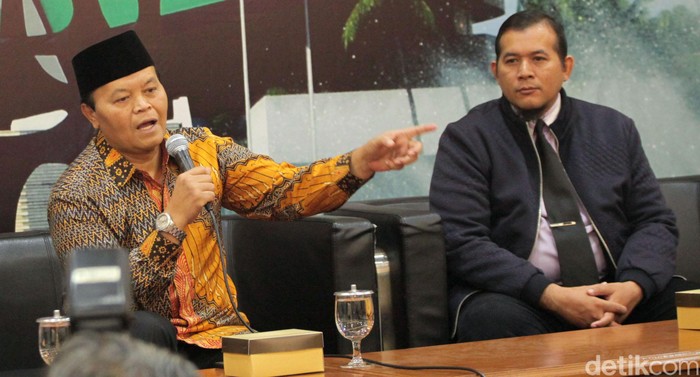 Hidayat Nur Wahid jugamenyebutkan bahwa dirinya adalah korban dari berita hoaks itu