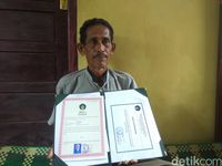 Air Mata Bukhari Tak Terbendung Saat Gantikan Almarhumah Anak Wisuda