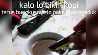 Siapapun penikmat kopi instan pasti pernah melakukan ini. Ya, kan? Foto: dictio.id