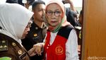 Salam Dua Jari Ratna Sarumpaet Saat Jalani Sidang Perdana