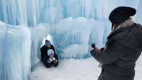 Para pengunjung mencari lokasi paling menarik di kawasan The Winter Wonderland untuk berfoto.