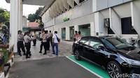 Polisi berjaga di sejumlah titik, salah satunya di pintu masuk pengadilan.