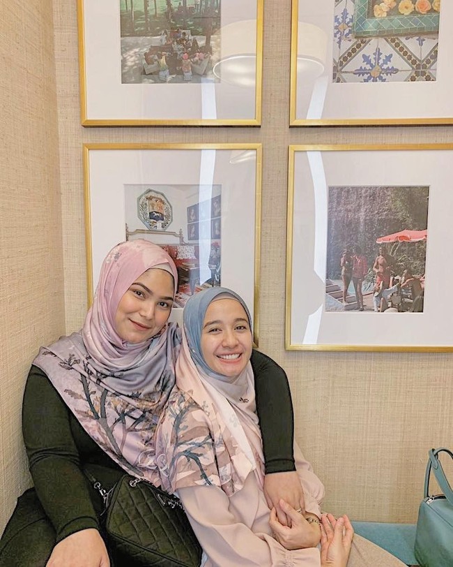 Biasanya, orang Indonesia lebih suka ada rongga antara hijab dan dahinya untuk memberikan ilusi wajah lebih lonjong. Kebanyakan orang Indonesia takut terlihat tembem. Foto: Instagram/LaudyaCynthiaBella