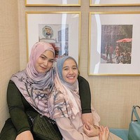 Biasanya, orang Indonesia lebih suka ada rongga antara hijab dan dahinya untuk memberikan ilusi wajah lebih lonjong. Kebanyakan orang Indonesia takut terlihat tembem. Foto: Instagram/LaudyaCynthiaBella